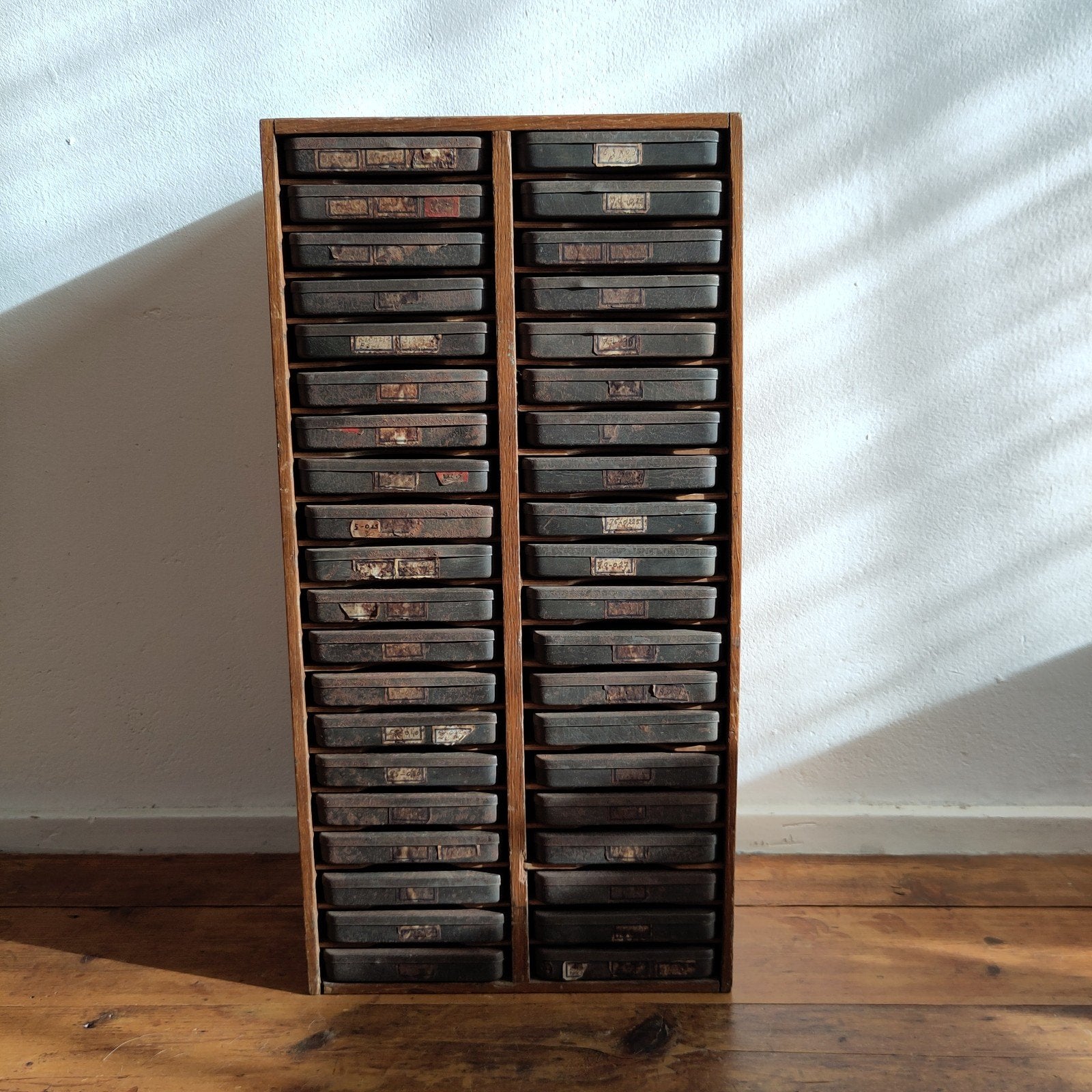 Klassiek eikenhouten onderdelenkastje met blikken, Minder dan 50 cm, Gebruikt, 5 laden of meer, Ophalen of Verzenden