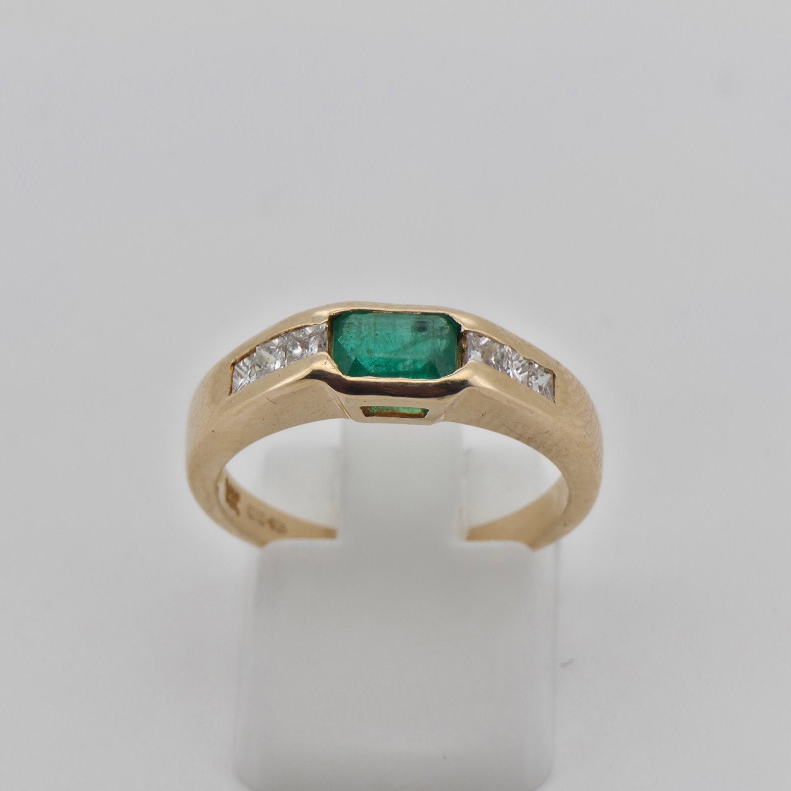 Gouden ring 14k met smaragd en diamanten - maat 18, 18 tot 19, Ophalen of Verzenden, Zo goed als nieuw, Dame of Heer