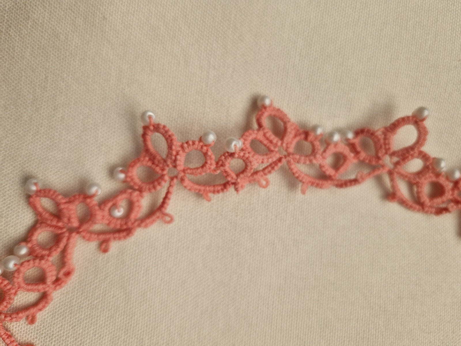 Handgemaakte Roze choker in frivolité techniek met Parels, Overige materialen, Nieuw, Verstelbaar, Ophalen of Verzenden