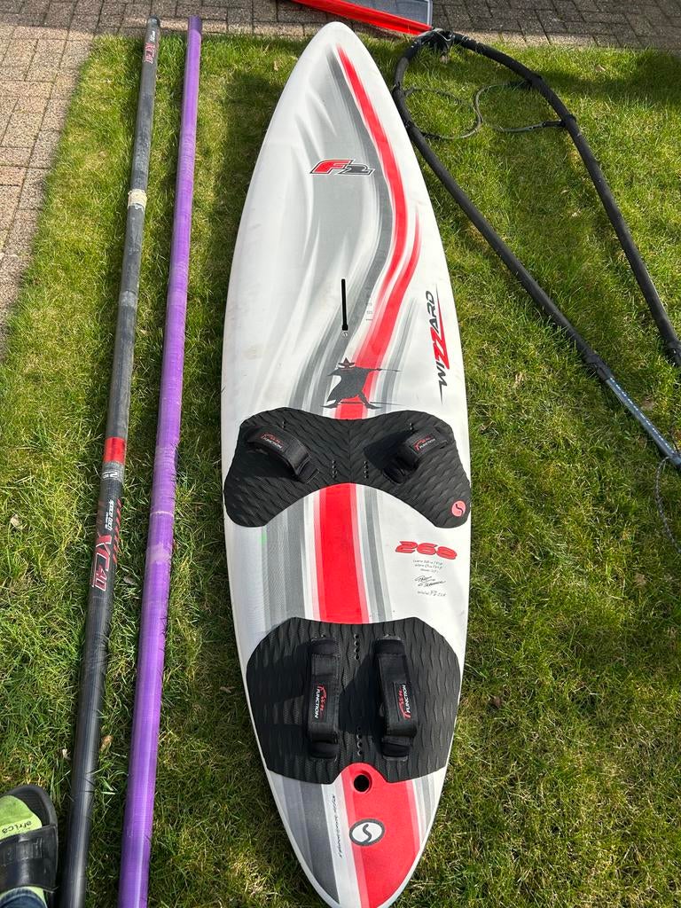 Complete Surfset: Plank, Zeil en Twee Masten, Watersport en Boten, Windsurfen, Gebruikt, Complete set, 250 tot 300 cm, Met vin(nen)