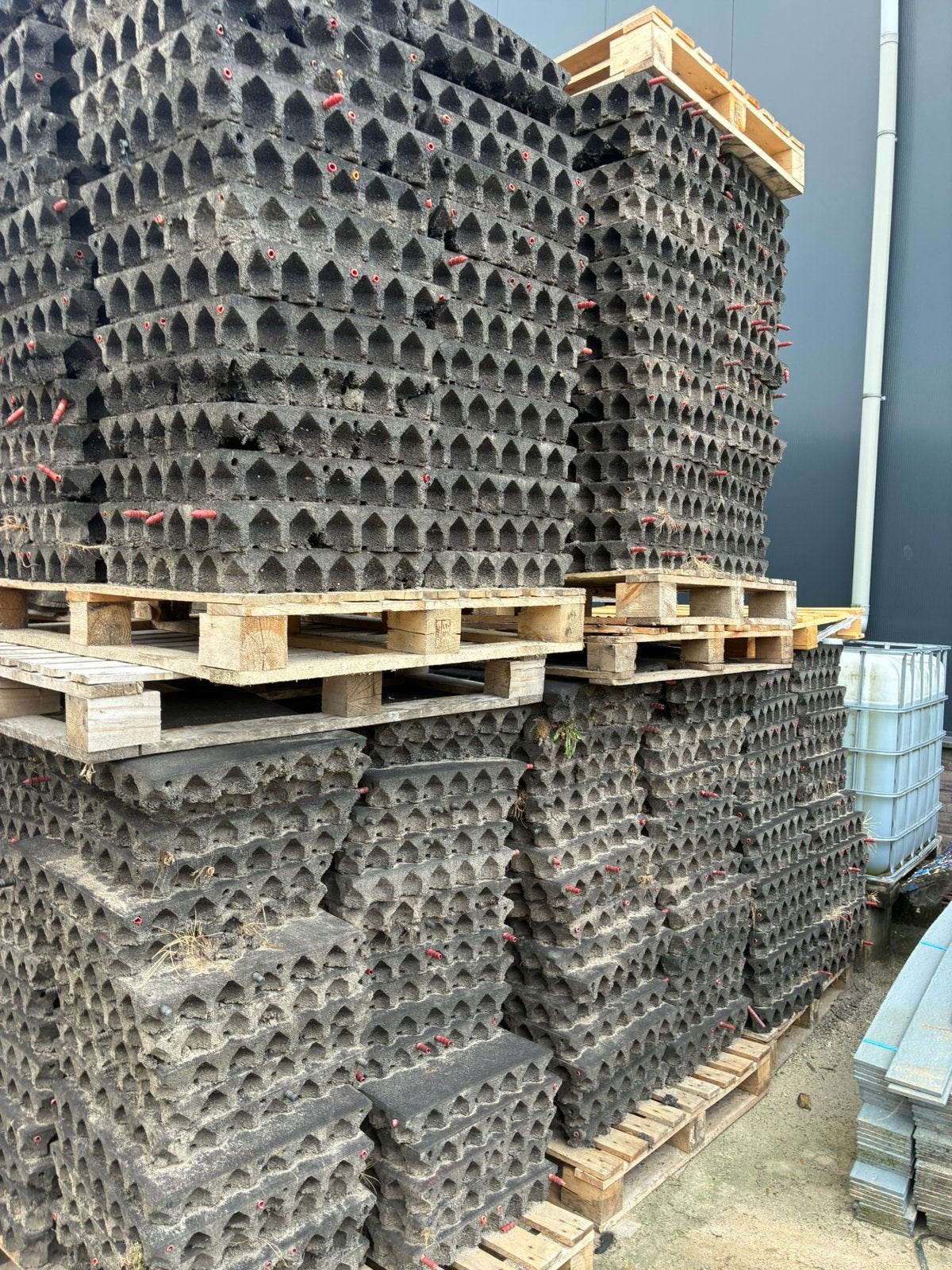 Circa 300 rubber tegels! 50x50x8cm, Ophalen, Gebruikt, Overige typen, Rubber