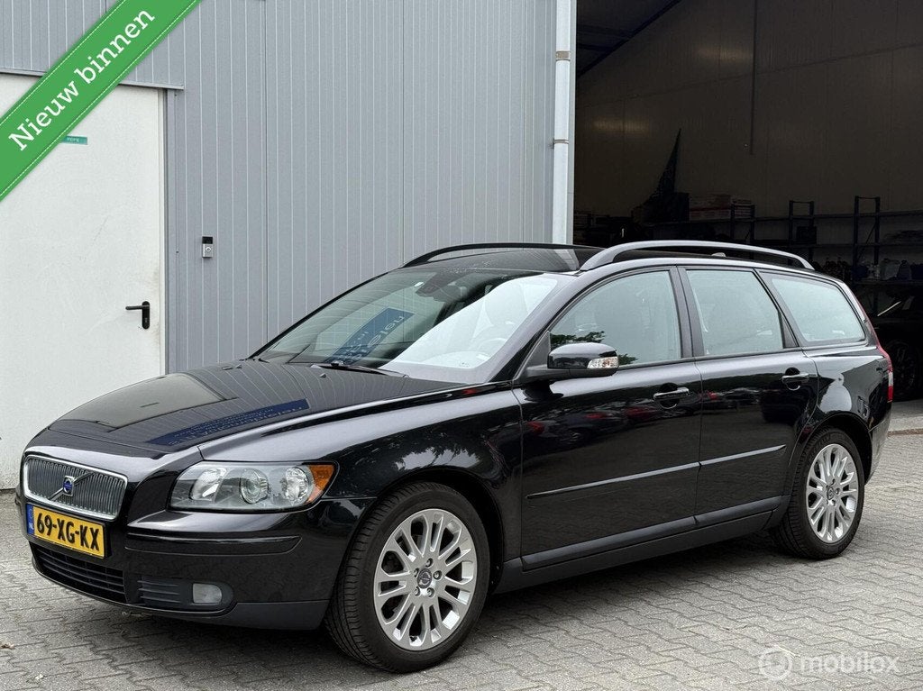 Volvo V50 2.0 Momentum Nette staat, Nieuwe koppeling, Auto's, Volvo, Voorwielaandrijving, 4 cilinders, Zwart, Onderhoudsboekje
