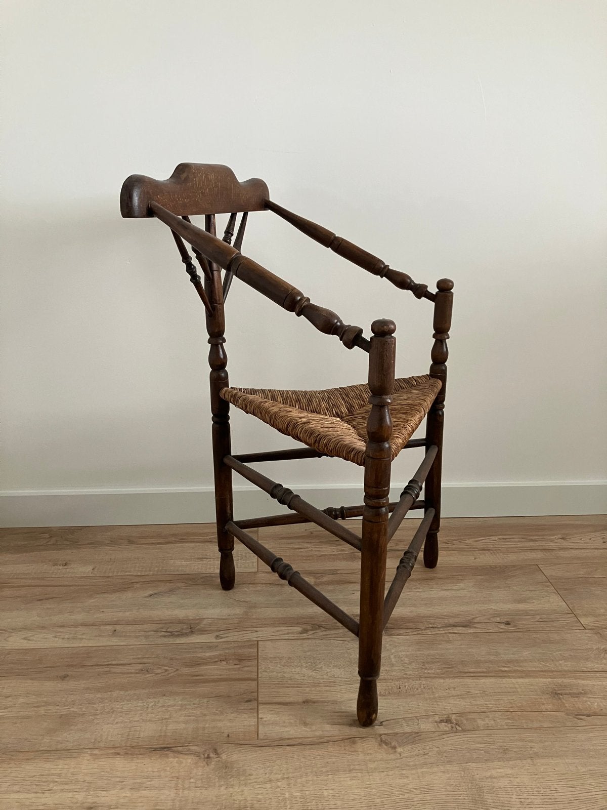 Antieke houten driepoot stoel met rieten zitting, Antiek en Kunst, Antiek | Meubels | Stoelen en Banken, Ophalen