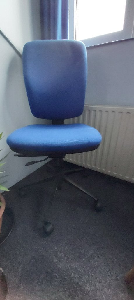 2 bureaustoelen te koop, blauw en zwart, Ophalen, Gebruikt, Zwart, Bureaustoel