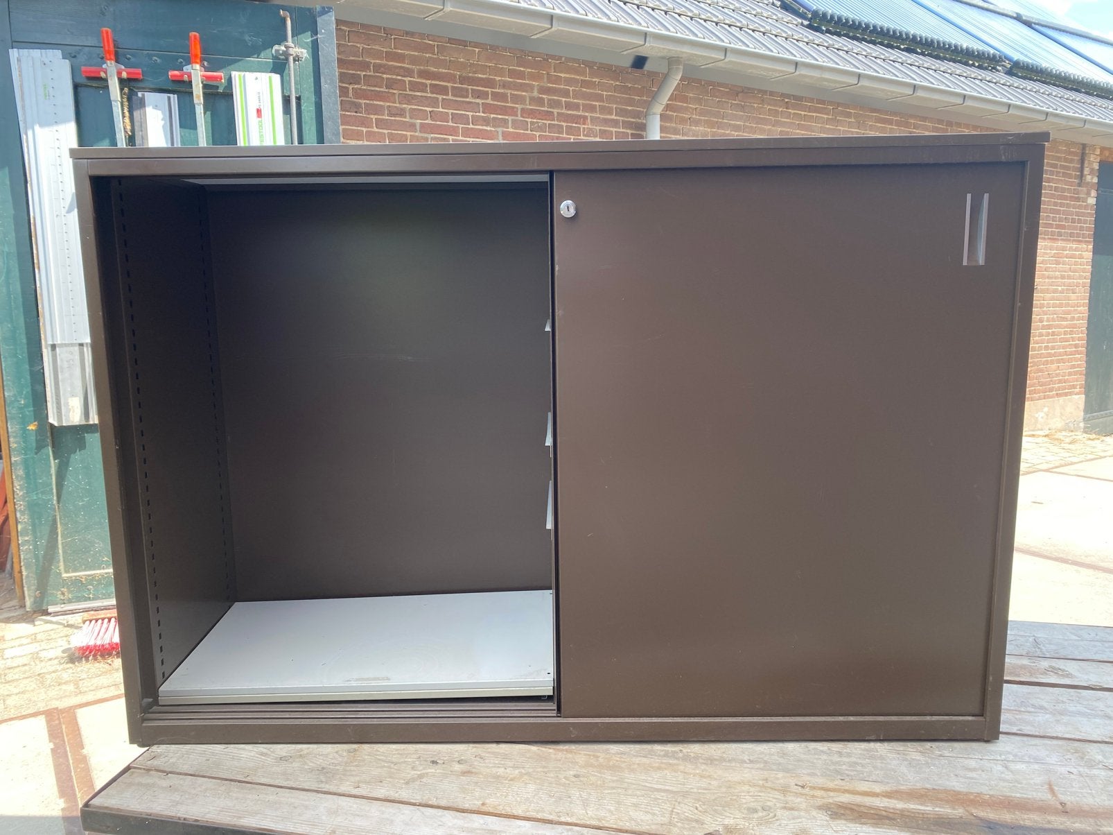 Ahrend schuitdeur kast/ archiefkast bruin incl sleutel, Ophalen, Gebruikt, 150 tot 200 cm, Met slot
