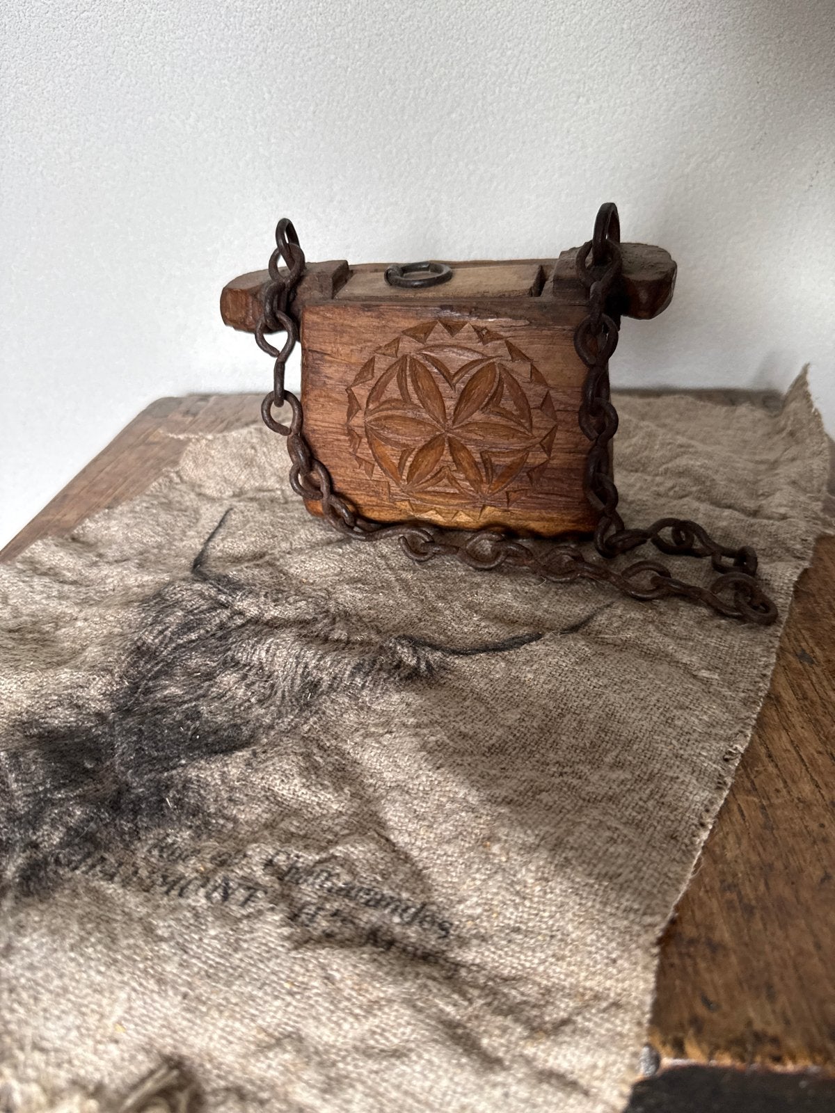Antieke houten tasje met ketting, handgesneden uit india, Ophalen
