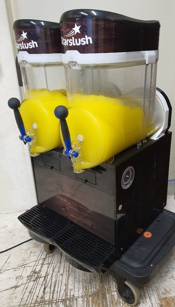 UGOLINI MT2 GIANT SLUSHMACHINE SLUSH IJSMACHINE (2x 15liter), Witgoed en Apparatuur, IJsmachines, Zo goed als nieuw, Zelfvriezend