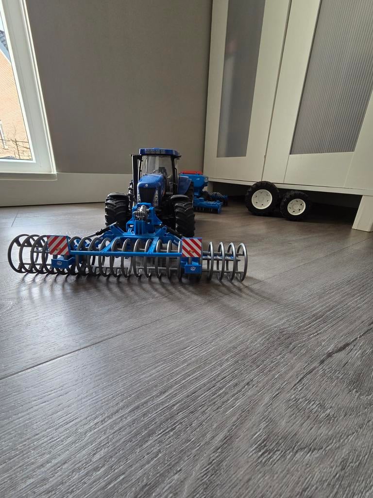 Mooie nieuw holland mat zaaimachine van bruder, Hobby en Vrije tijd, Modelauto's | 1:32, Ophalen of Verzenden, Tractor of Landbouw