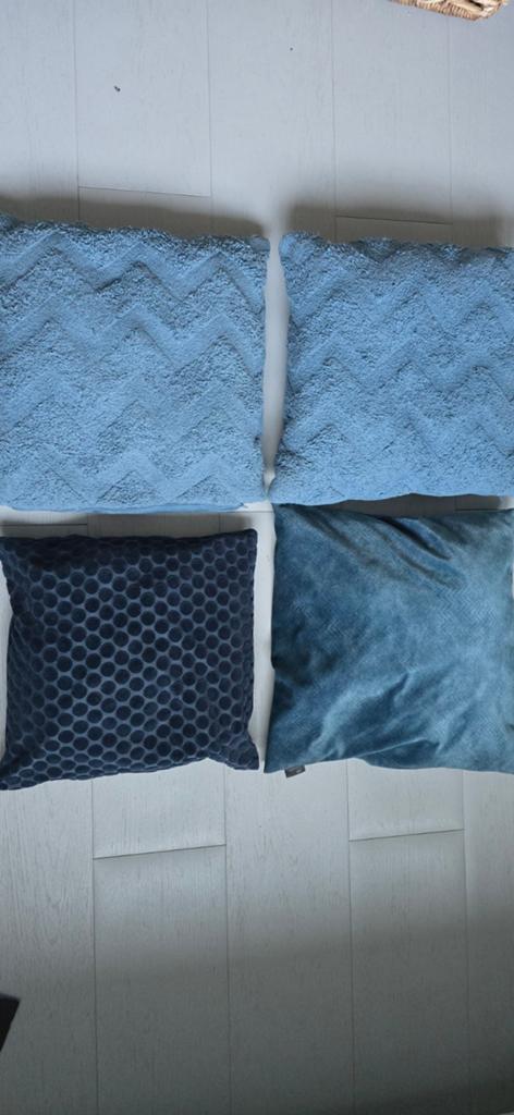 4 blauwe kussens, Ophalen of Verzenden, Zo goed als nieuw, Blauw, Vierkant