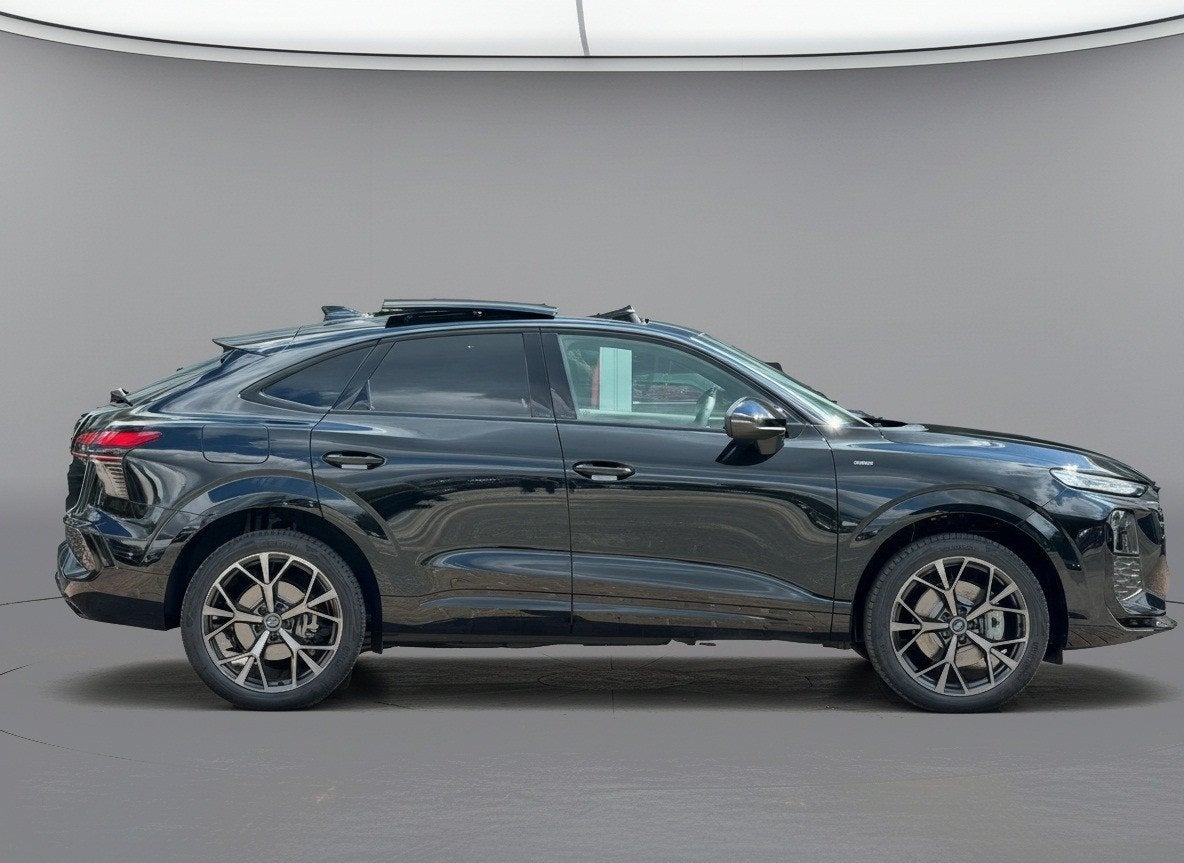 Audi Q3 Sportback 1.5 e-hybrid S edition | Leer | Pano | Tre, 1800 kg, 4 cilinders, Zwart, Hybride Elektrisch/Benzine