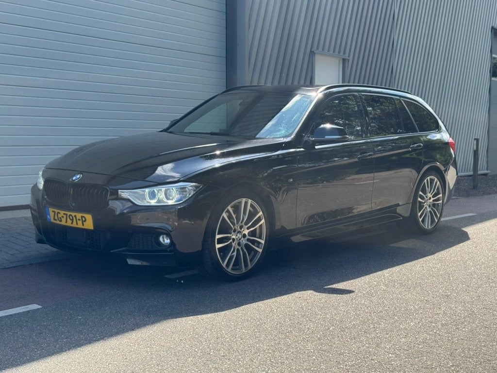 BMW 3 Serie Touring 335i xDrive High Executive | Trekhaak |, Euro 6, Zwart, Leder, 93 €/maand