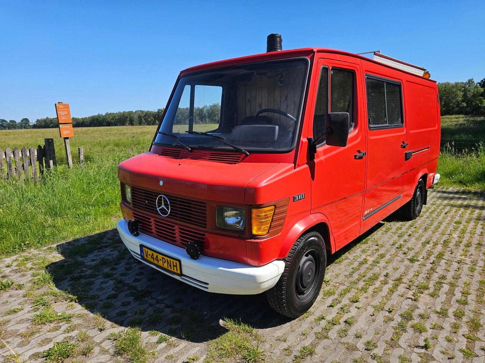 Nieuwe fotos! Mercedes 310 belastingvrij brandweer 5bak, Auto's, Achterwielaandrijving, Zwart, Leder en Stof, 2300 cc