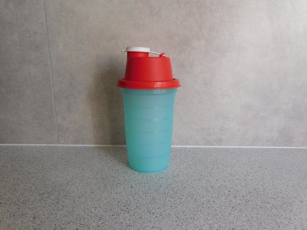 Tupperware Quick Shaker 250 ml. Rood Groen, Huis en Inrichting, Keuken | Tupperware, Ophalen of Verzenden, Zo goed als nieuw, Rood