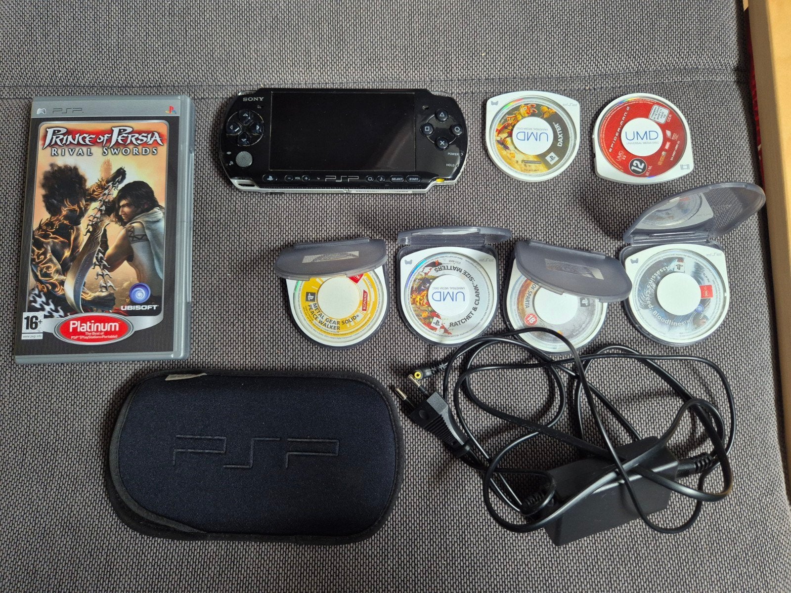 Sony PSP 3004 + oplader, hoes en 6 games, Ophalen of Verzenden, PSP