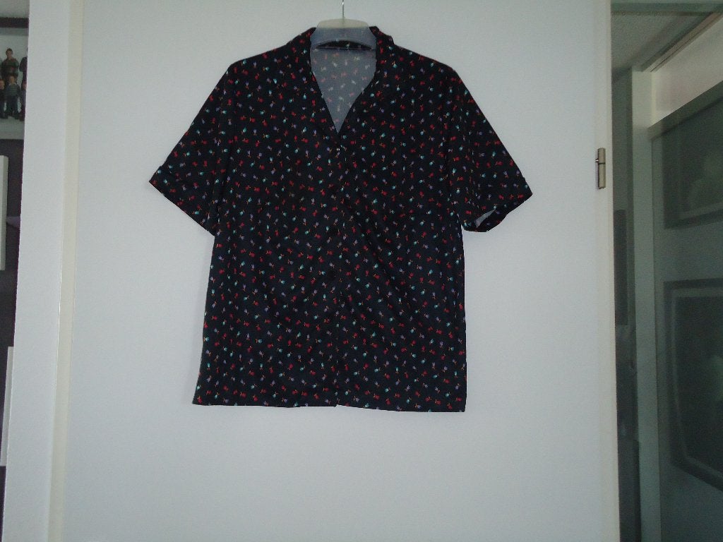 blouse ongev. mt 46 zwart met tulpjes, Ophalen of Verzenden, Zo goed als nieuw, Maat 46/48 (XL) of groter, Zwart