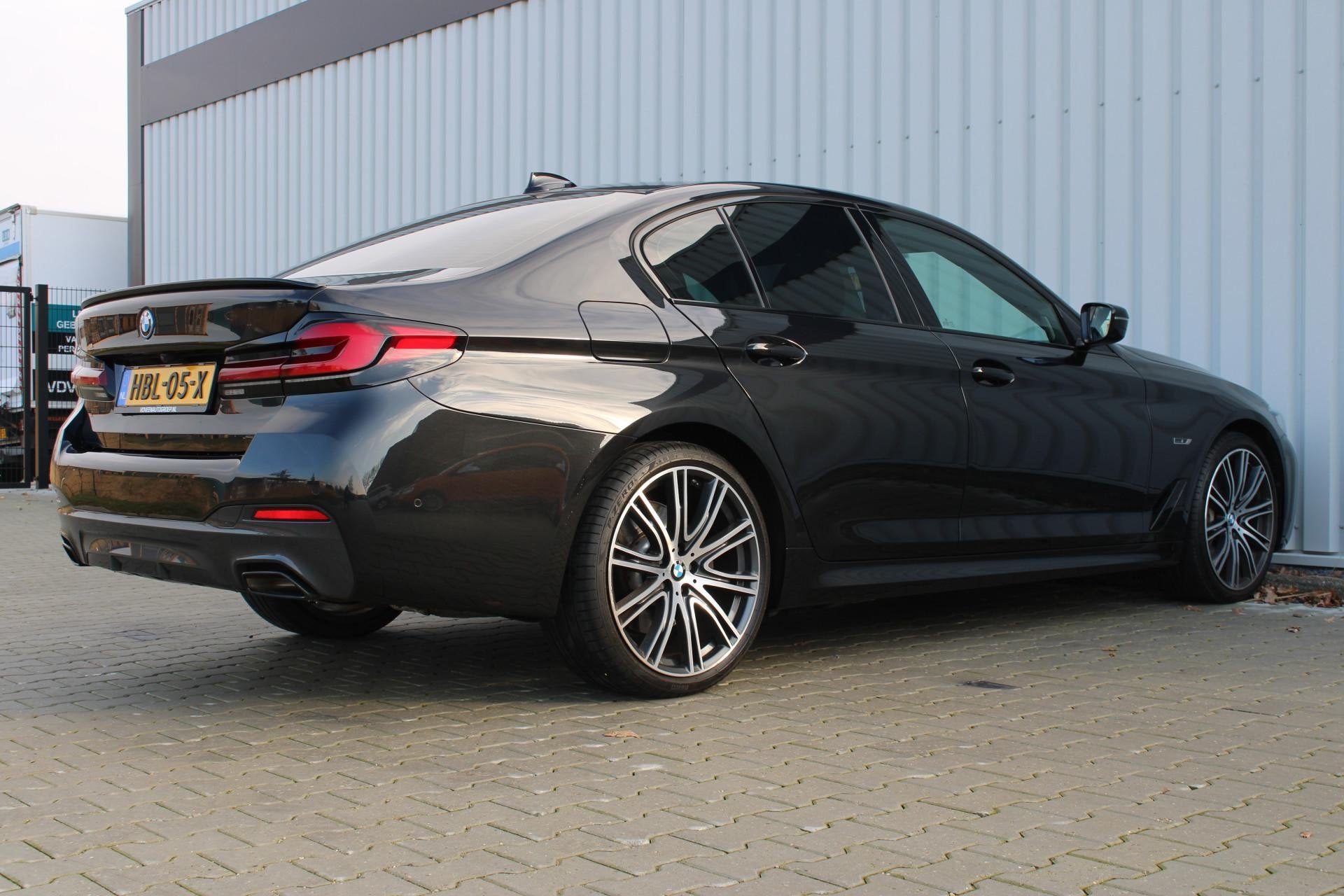 BMW 5-serie 545e xDrive M-sport black edition | Incl. 12 maa, Auto's, Gebruikt, 394 pk, 2000 kg, Zwart