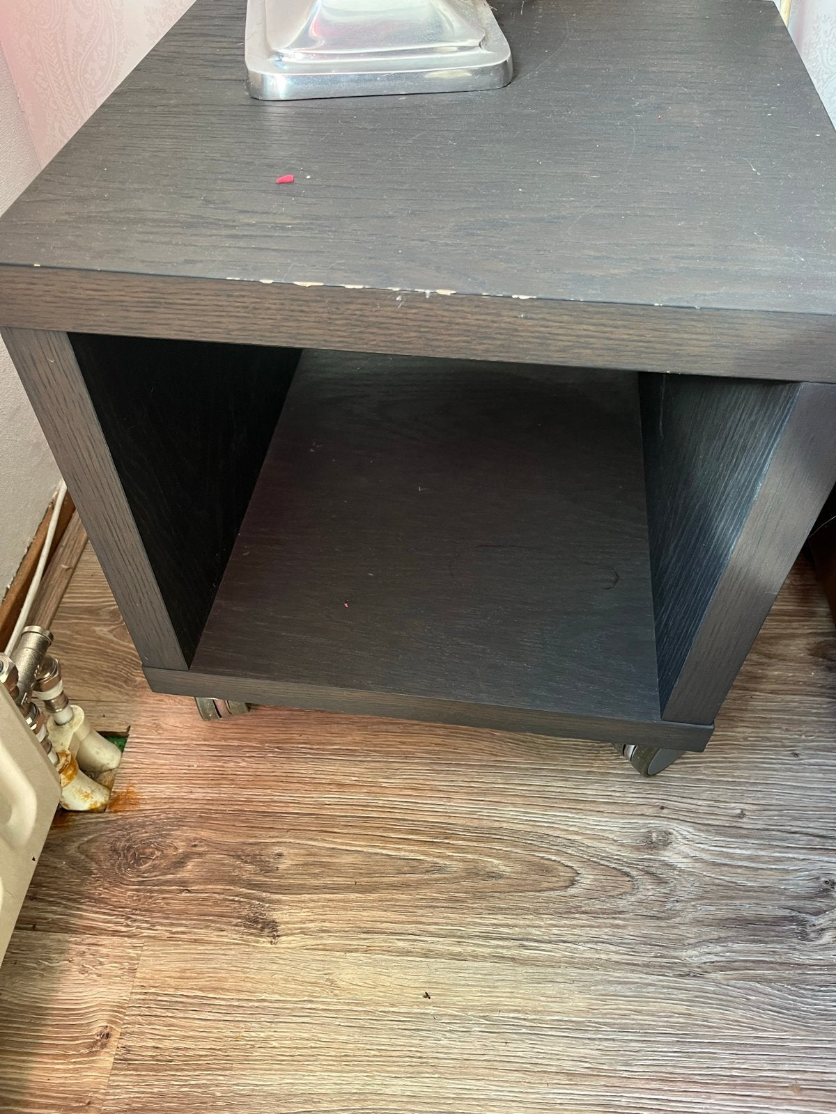 2x Donkerbruine bijzettafel op wieltjes, Ophalen, Minder dan 45 cm, Minder dan 55 cm, Gebruikt