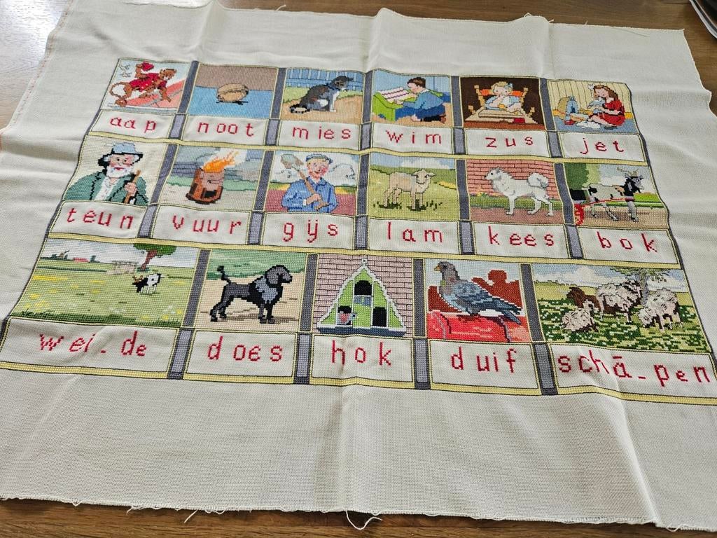 Te koop hand geborduurd leesplankje, Ophalen of Verzenden