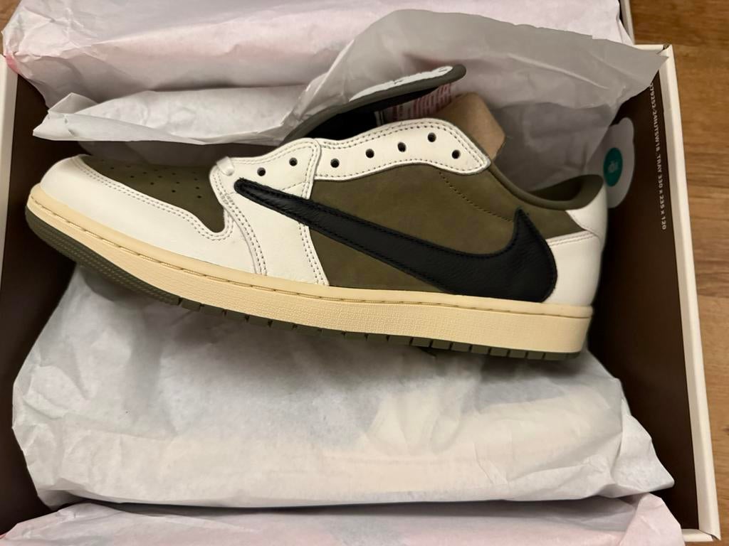 Travis Scott x Air Jordan 1 Low OG Medium Olive. Maat 46, Ophalen of Verzenden, Nieuw, Overige kleuren
