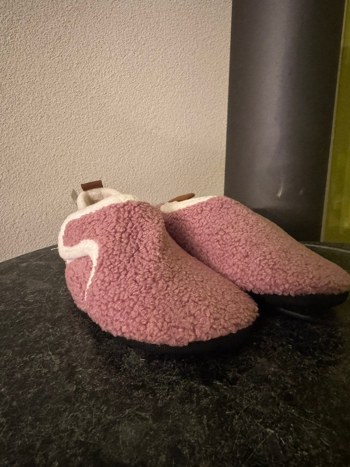 Schattige roze slofjes maat 34/35 - nieuw, Kinderen en Baby's, Babykleding | Schoentjes en Sokjes, Slofjes, Jongetje of Meisje