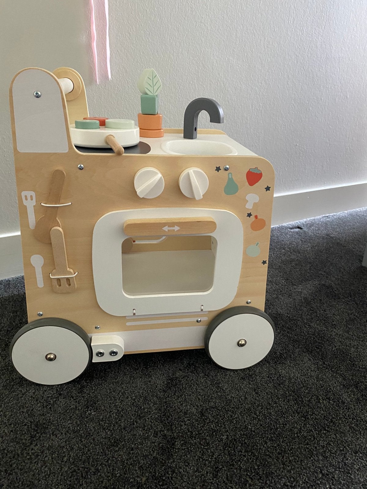 Houten loopwagen en keukentje, Ophalen, Zo goed als nieuw, Meubelstuk of Keukentje