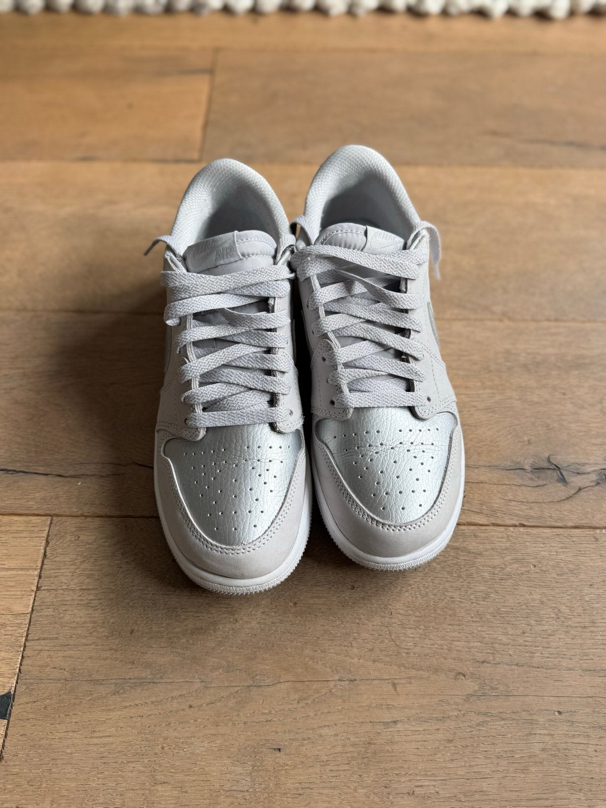 Nike Air Jordan 1 Low - Metallic Silver/grijs Sneakers, Ophalen, Zo goed als nieuw, Overige kleuren, Sneakers of Gympen