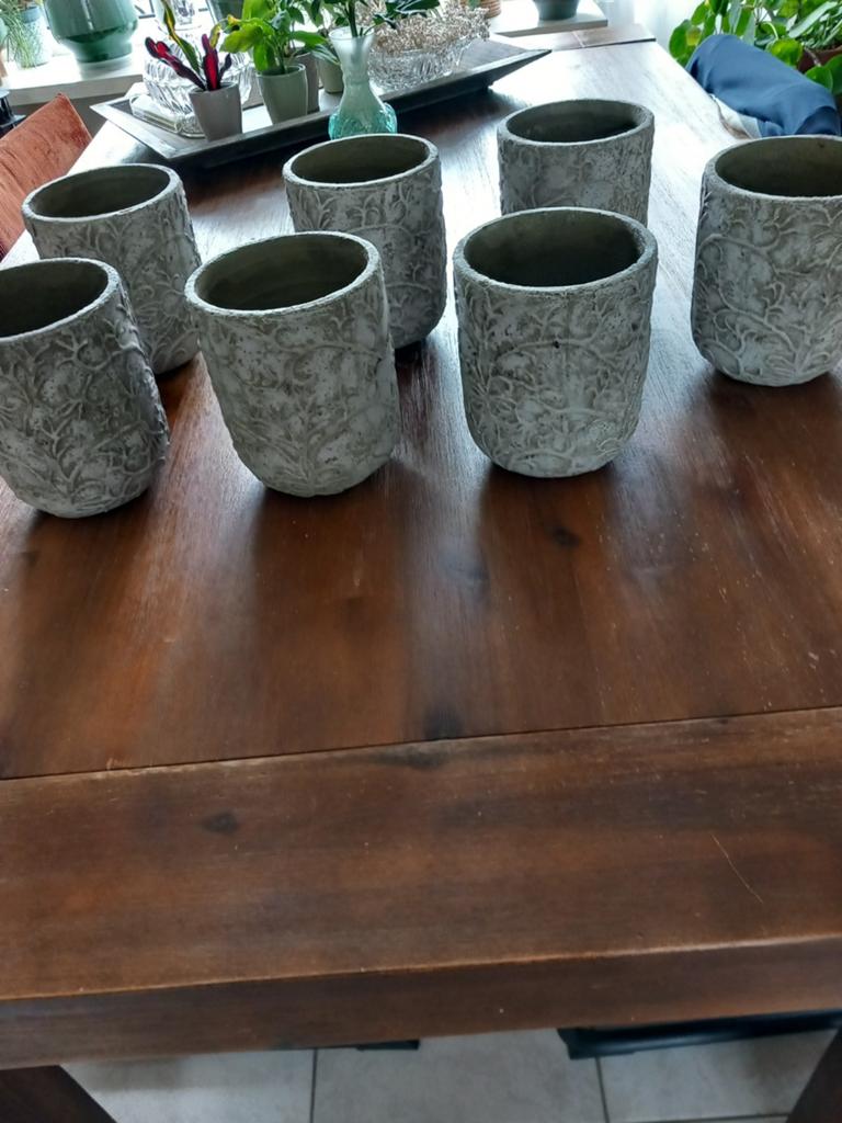 7 zware aardewerk bloempotten. 2 euro . of in één koop € 10, Ophalen