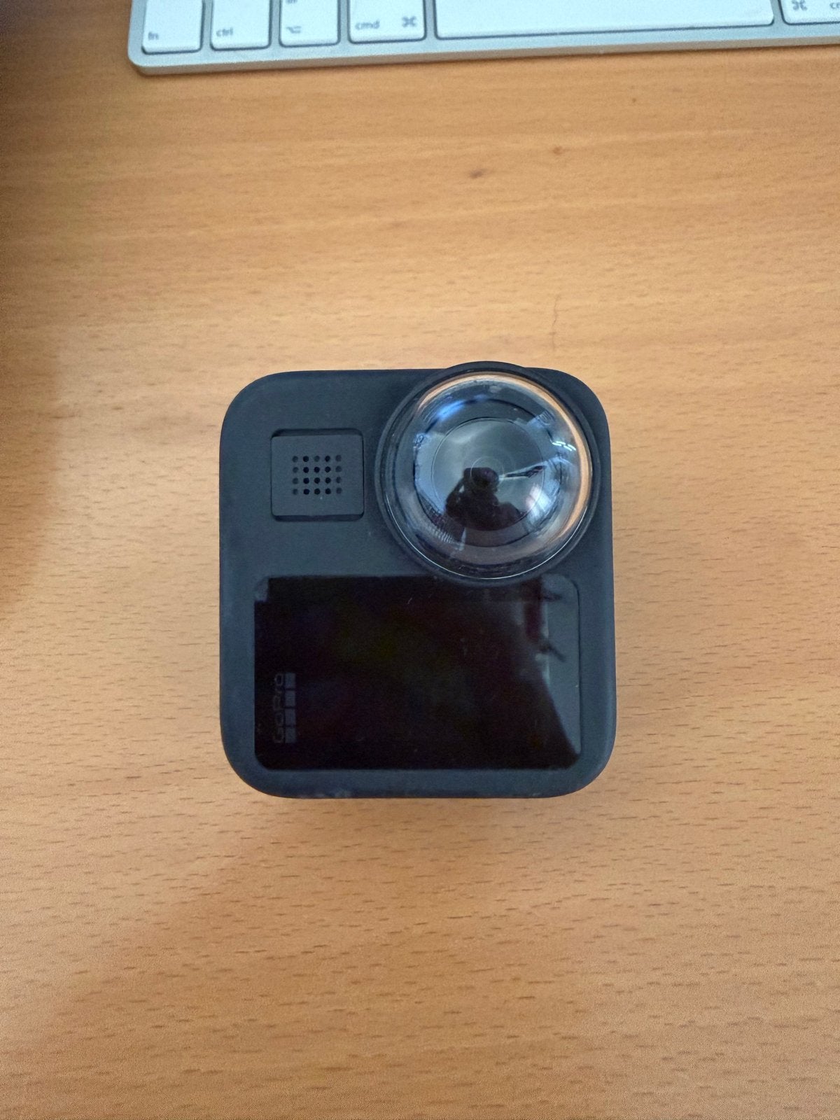 GoPro MAX 360 camera met grip en accessoires