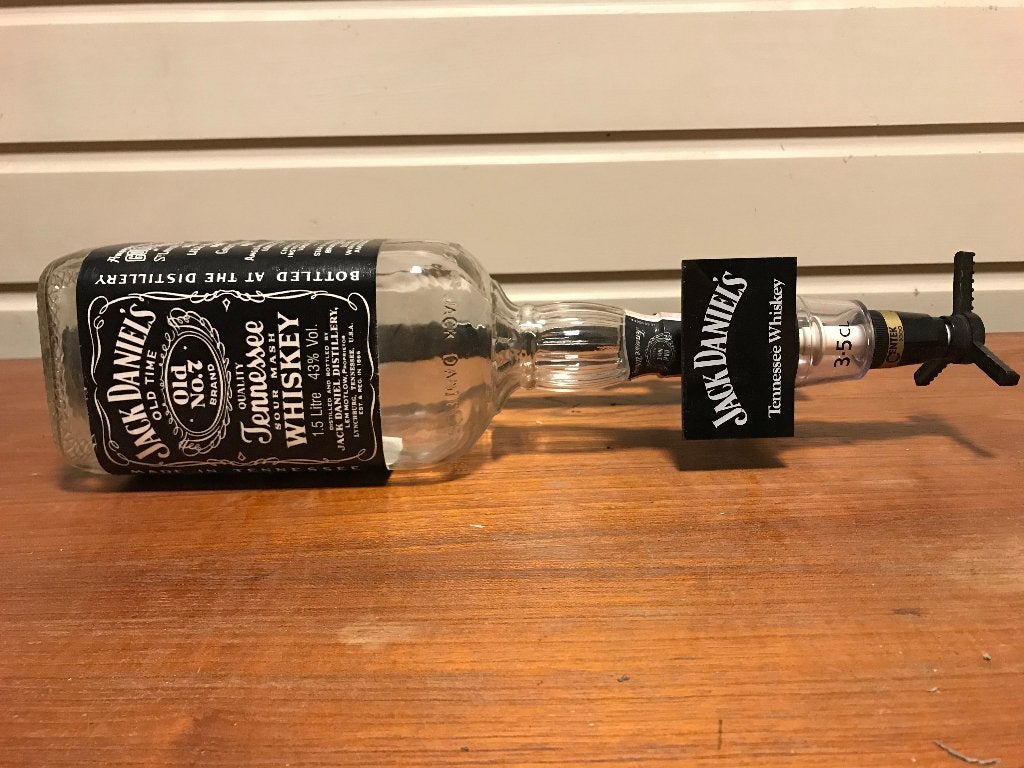 Jack Daniel's fles 1.5 liter en dispenser met ophangbeugel, Ophalen, Gebruikt, Gebruiksvoorwerp