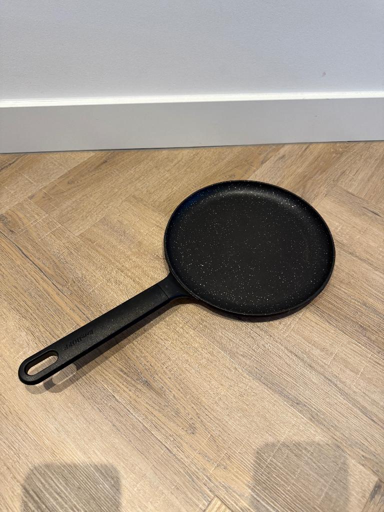 Heel goed zwart BergHoff GEM pannenkoekenpan 24cm koekenpan, Huis en Inrichting, Keuken | Potten en Pannen, Inductieplaat, Ophalen of Verzenden