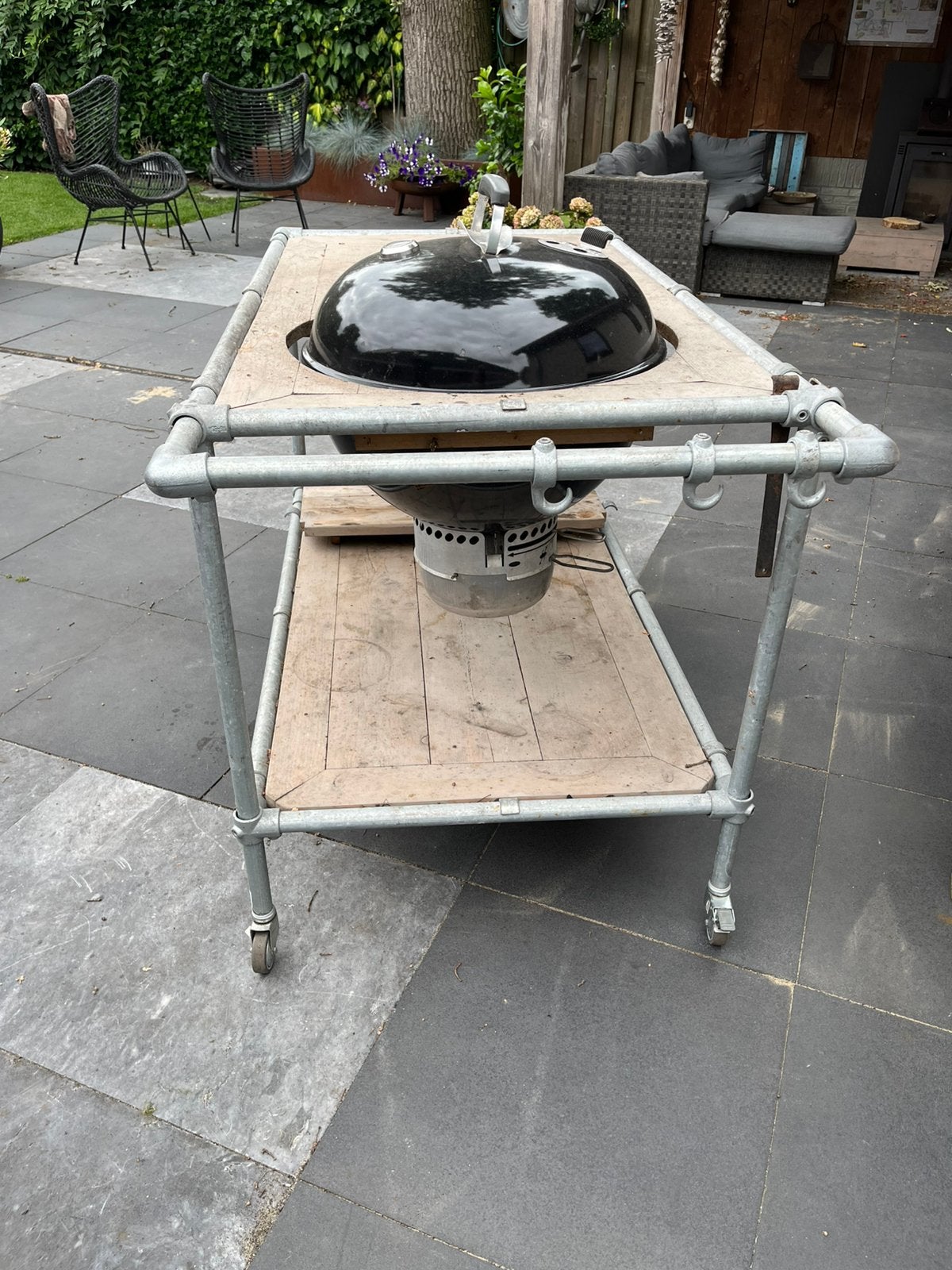 BBQ tafel ent Weber Master 57 cm, Tuin en Terras, Houtskoolbarbecues, Ophalen, Gebruikt