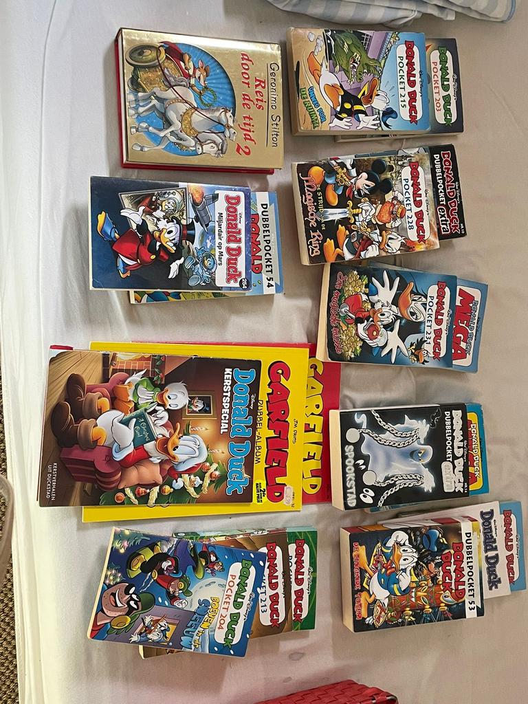 Phantasia en donald duck boeken, Boeken, Meerdere stripboeken, Ophalen of Verzenden, Zo goed als nieuw