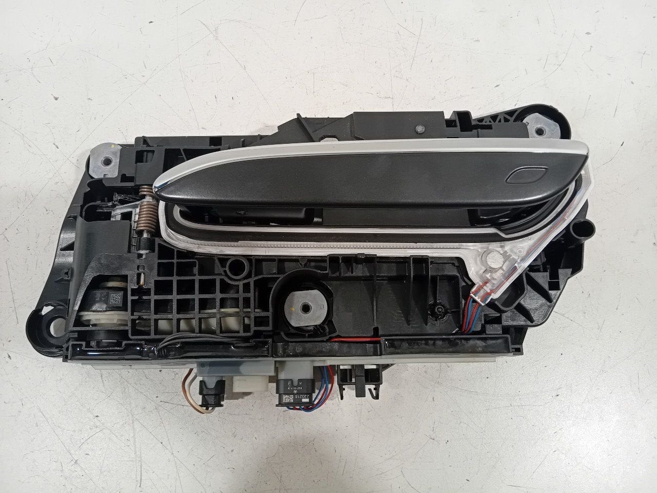 Portiergreep links voor Mercedes-Benz EQ-Klasse, Onderdelen@venauto.nl, Van der Ven Autorecycling B.V., Gebruikt, Ettenseweg 76, 4706 PB Roosendaal, The Netherlands