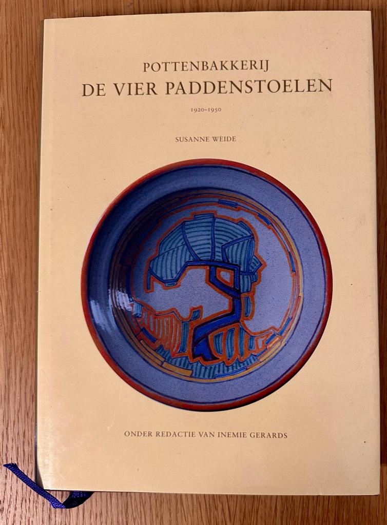 Boek: Pottenbakkerij De Vier Paddenstoelen 1920-1950, Antiek en Kunst, Ophalen of Verzenden