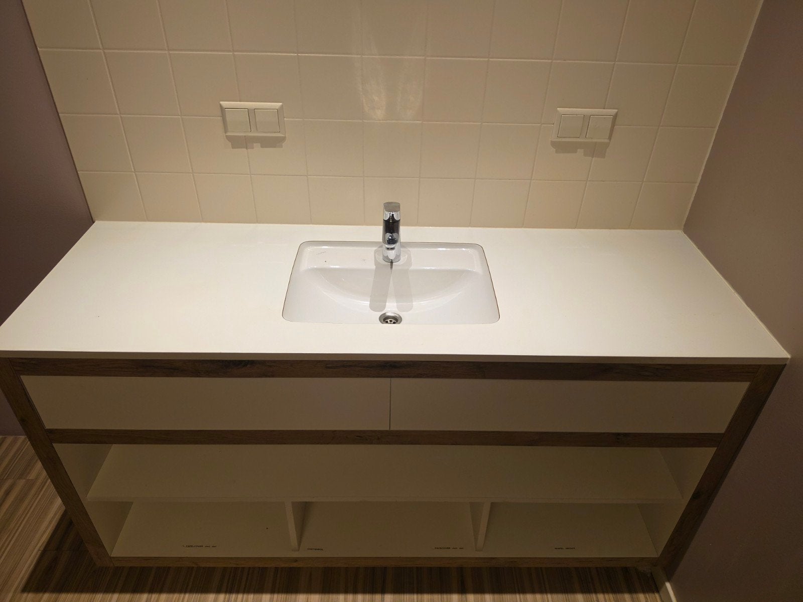 Moderne wastafelkast met wasbak en kraan, Ophalen, 150 tot 200 cm, Zo goed als nieuw, Minder dan 100 cm