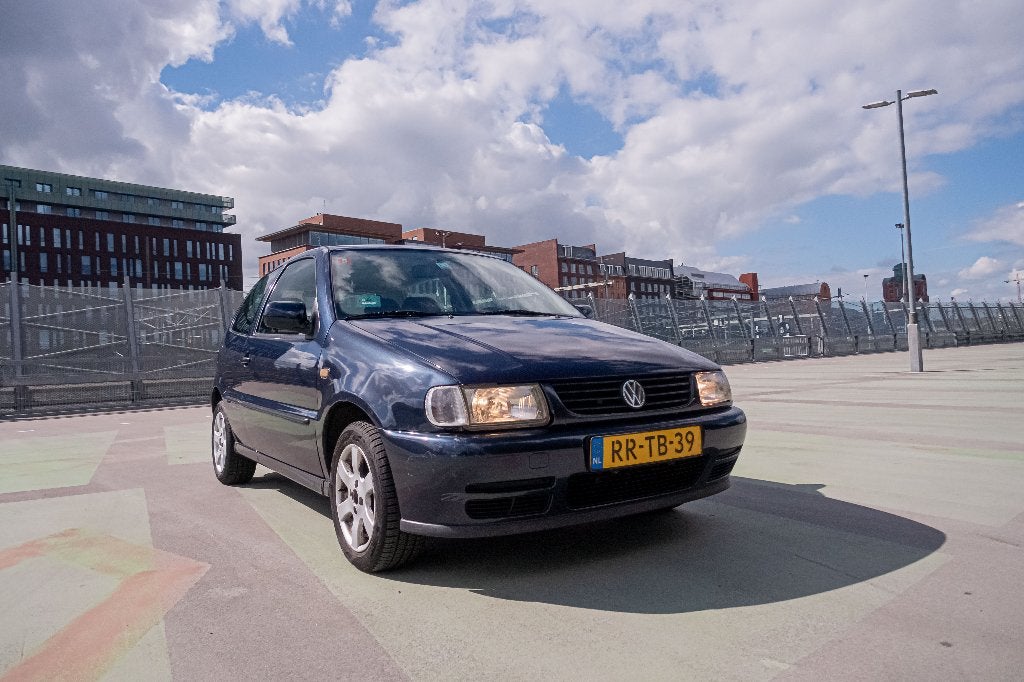 Volkswagen Polo 1.6 55KW AUT 1997 Blauw, Auto's, 450 kg, 74 pk, 31 €/maand, 4 cilinders