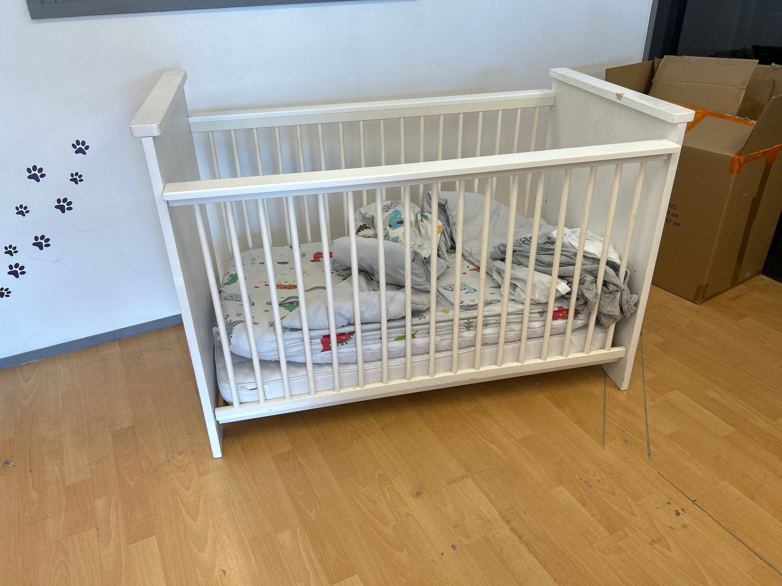 Kinderbedje verstelbaar met 2 matrassen en toebehoren, Kinderen en Baby's, Kinderkamer | Bedden, Ophalen, Gebruikt, 70 tot 85 cm