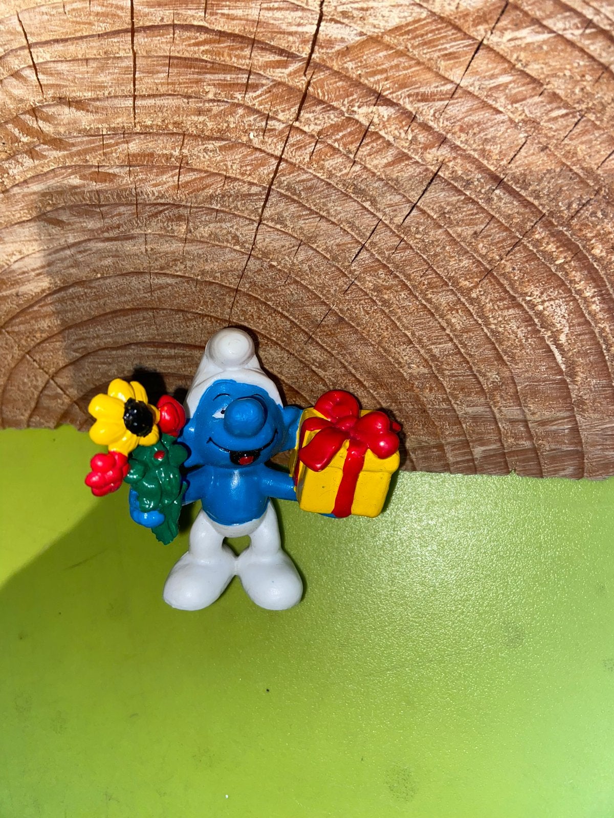 Smurfen smurf met kado en bloemen, Verzamelen, Smurfen, Ophalen of Verzenden, Zo goed als nieuw, Verschillende Smurfen
