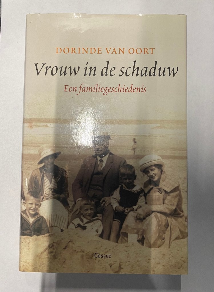 Boek - 804 - Vrouw in de schaduw - Dorinde van Oort, Ophalen of Verzenden, Zo goed als nieuw