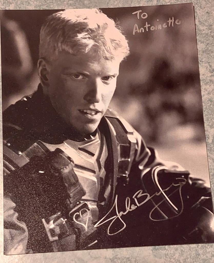 Handtekening Jake Busey Starship Troopers, Verzamelen, Muziek, Artiesten en Beroemdheden, Ophalen of Verzenden, Foto of Kaart