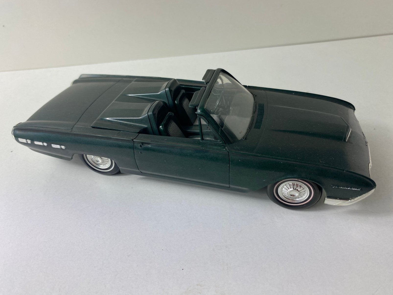 1:24 Ford T bird-dealer promo Detroit USA-( lettered bottom), Ophalen of Verzenden, Auto, Overige merken