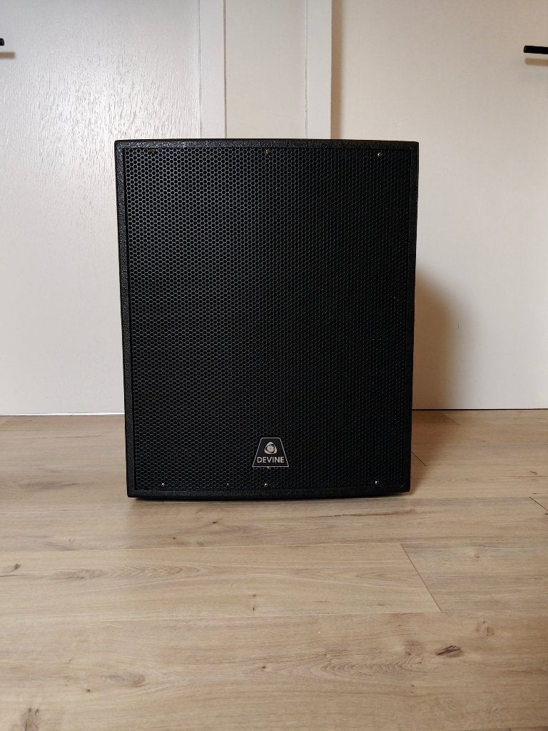 Devine Axeo SA 15 actieve subwoofer in nieuwstaat, Subwoofer, Zo goed als nieuw, Ophalen, 150 watt of meer