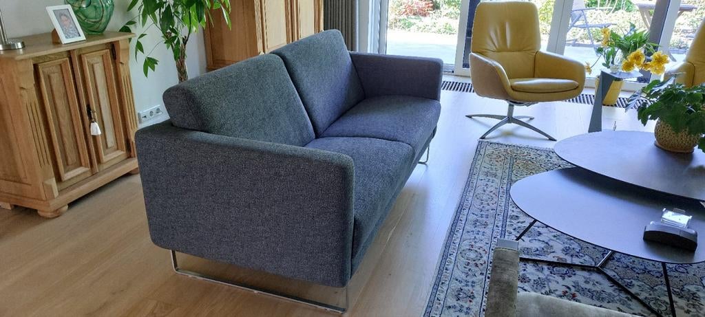 Mooie donkergrijze twee zitsbank te koop., Ophalen, Zo goed als nieuw, 75 tot 100 cm, Tweepersoons