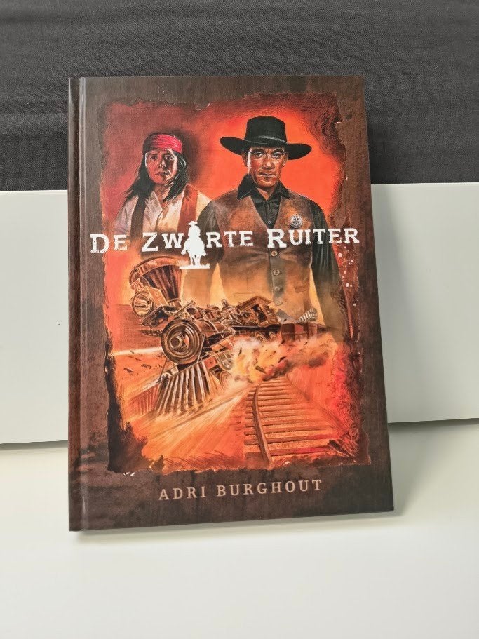 De Zwarte Ruiter (Deel 1)- Adri Burghout (Hardcover), Boeken, Ophalen of Verzenden, Zo goed als nieuw, Adri Burghout, Nederland