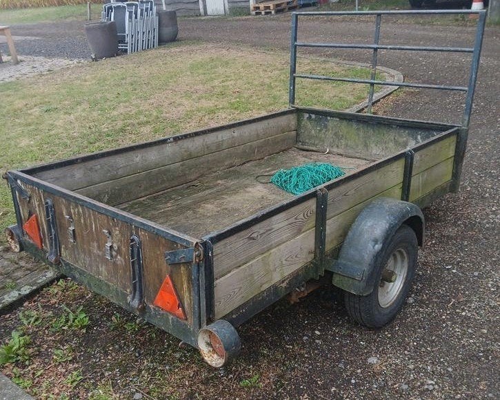 Gebruikte aanhanger met houten zijwanden, Ophalen, Gebruikt