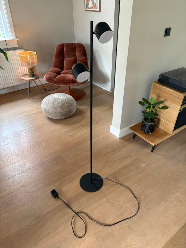 Staande zwarte lamp met 2 dimbare spots | vloerlamp design, Ophalen of Verzenden, Zo goed als nieuw, Design japandi, 100 tot 150 cm
