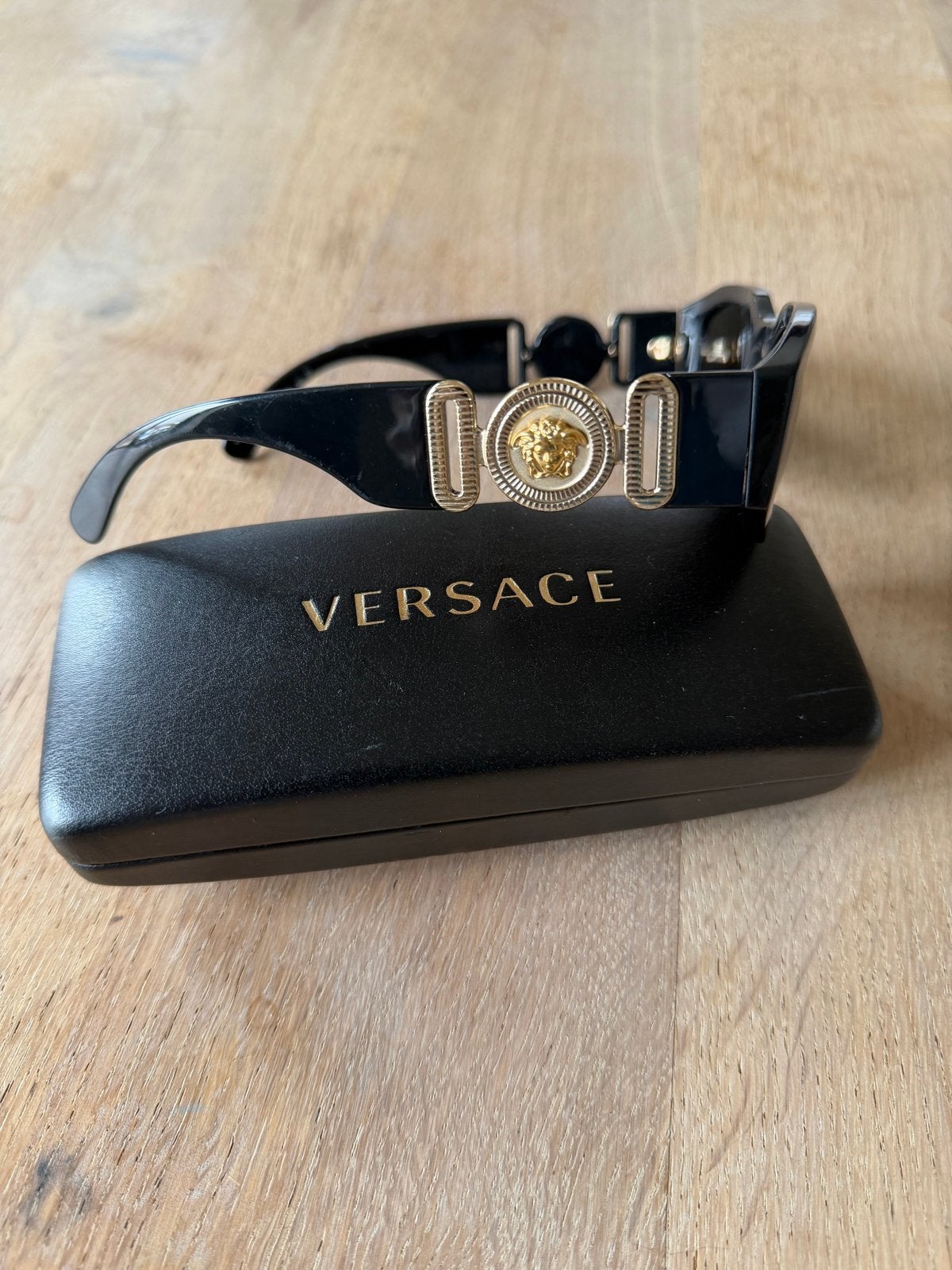 Versace Medusa Biggie Zonnebril - Zwart met Gouden Details, Ophalen, Zonnebril, Zwart, Gianni Versace