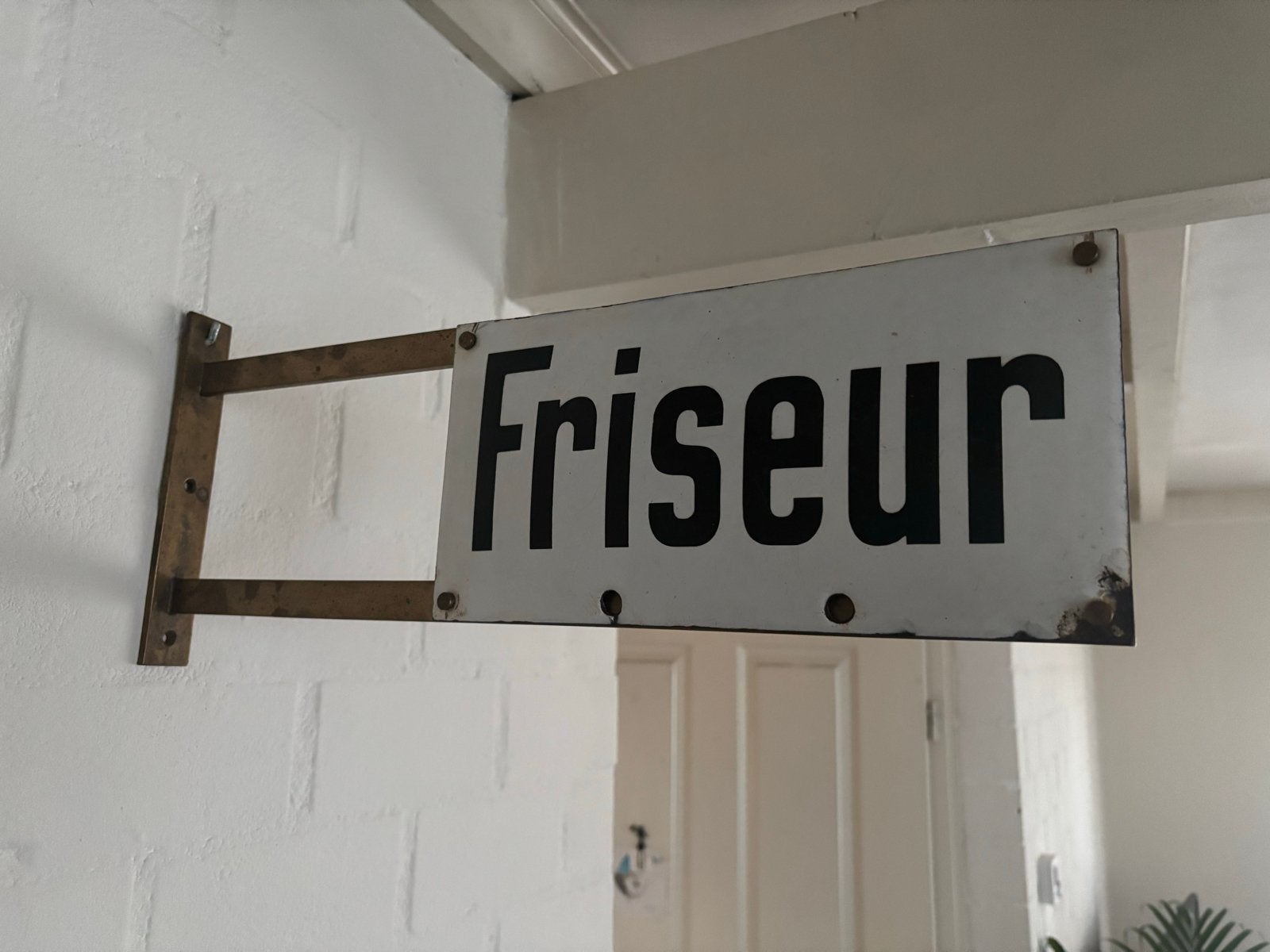 Oud emaille bord 'Friseur' met messing muurbevestiging, Ophalen of Verzenden