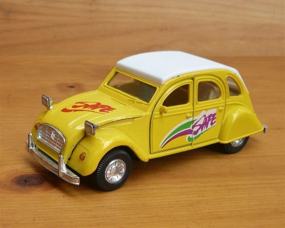 Welly 8048. Citroen 2cv6 rechthoekige koplampen. 1/38., Antiek en Kunst, Ophalen of Verzenden