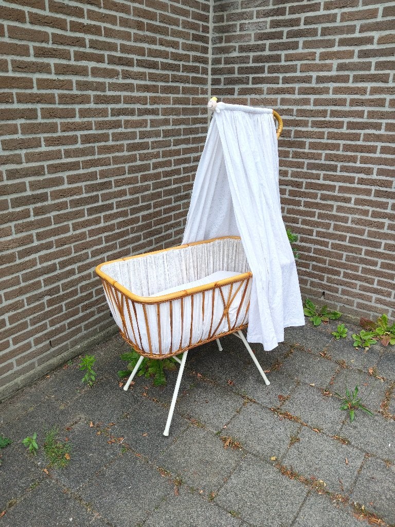 0730 jaren 70 rotan wieg met witte standaard en sluier, Ophalen, Gebruikt, 180 cm of meer, 85 tot 100 cm